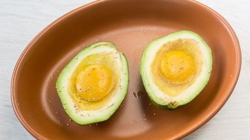 яйца, запеченные в авокадо