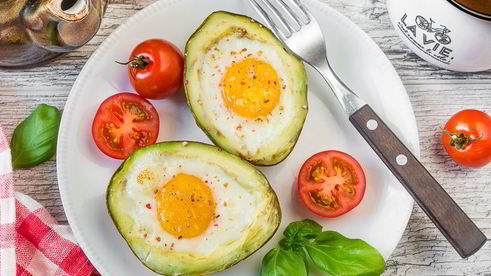 яйца, запеченные в авокадо