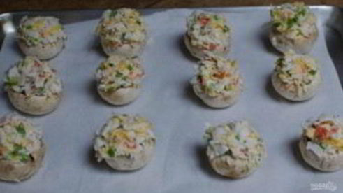 закуска в грибных шляпках