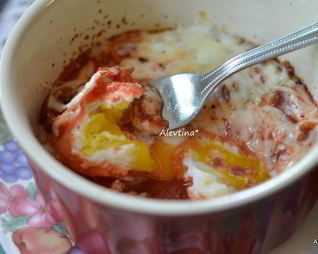 Запеченные яйца в остром томатном соусе