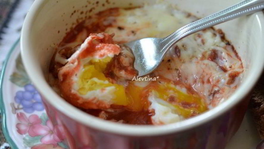 Рецепт запеченных яиц в остром томатном соусе