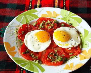Жареные яйца с помидорами