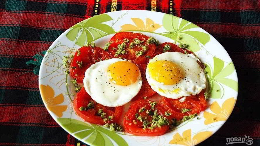 Рецепт жареных яиц с помидорами