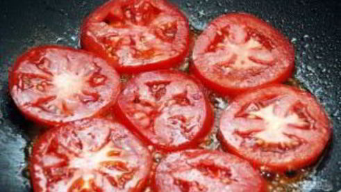 жареные яйца с помидорами