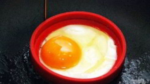 жареные яйца с помидорами