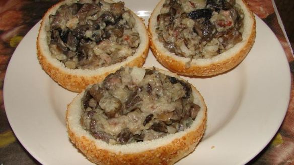 Рецепт Жульена в булочках с курицей и грибами