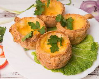 Жюльен из свежих грибов в слоеном тесте