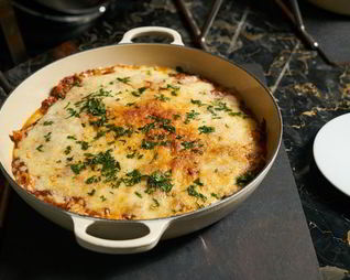 Жюльен с курицей и грибами на сковороде