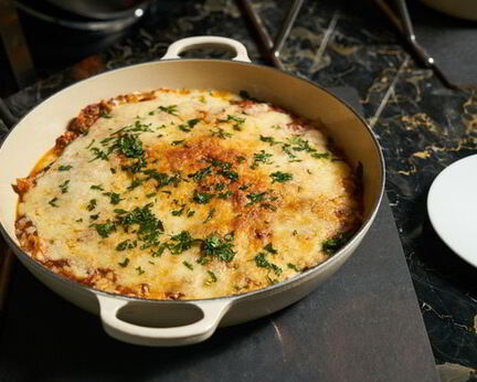 Жюльен с курицей и грибами на сковороде