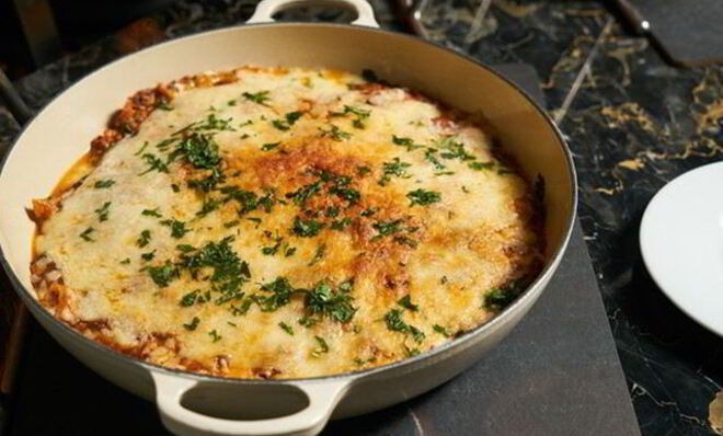 Жюльен с курицей и грибами на сковороде