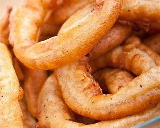 Золотистые луковые кольца в панировке